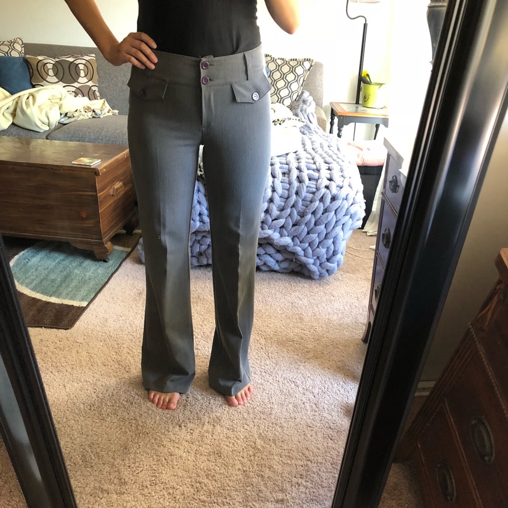 👩🏽‍💼 Grey office pants 👩🏻‍💼